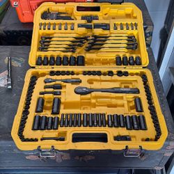 Dewalt Tool Set Some Pieces Missing 