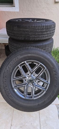 OEM Jeep Wheel & Tire 
Size: 255/75R17