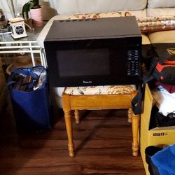 MAGIC CHEF  MICROWAVE 