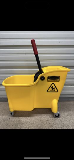 Rubbermaid Commercial Products 7.75- Gallons Down-Press Wringer Mop and Bucket Combo
