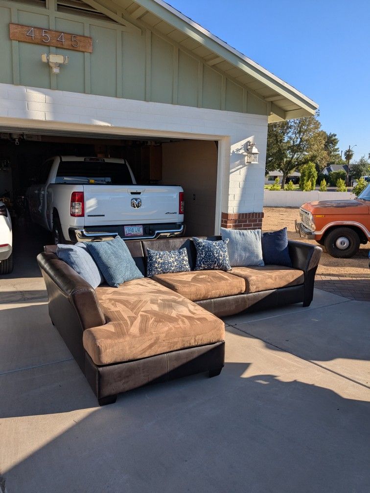 Sectional - Couch - Sofa - FREE DELIVERY!!!