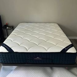 The DreamCloud, Queen, Like New, Perfect Condition