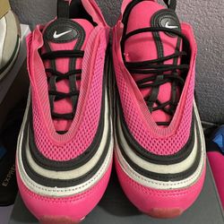 Woman’s Nike Air Max  Size 6.5