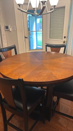 Dinning set. Round wood table with 4 chairs.