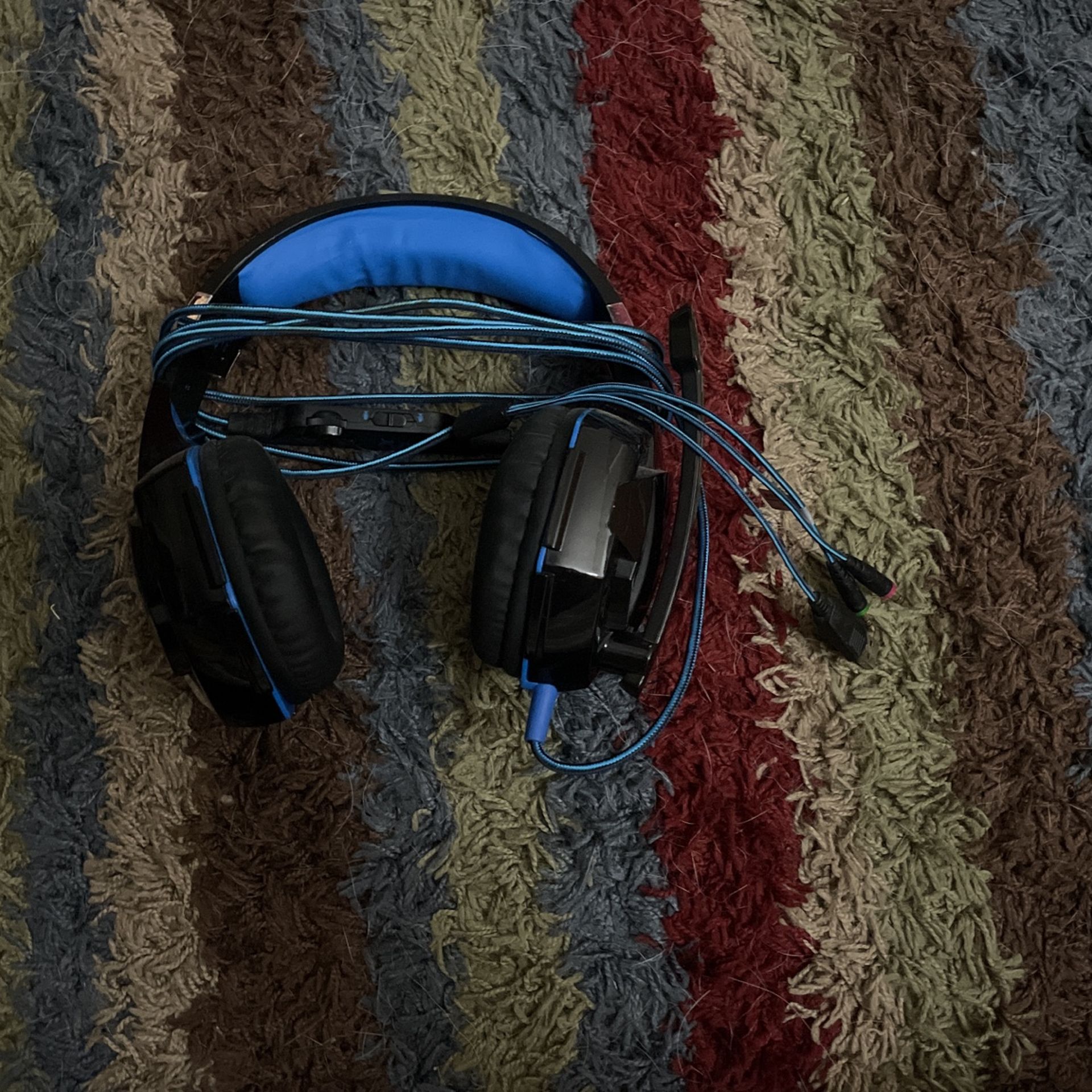 Kotion Each G2000 Headphones. USB And Audio Port Plugging
