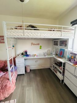 Twin bed with desk/ litera de cama personal con escritorio.