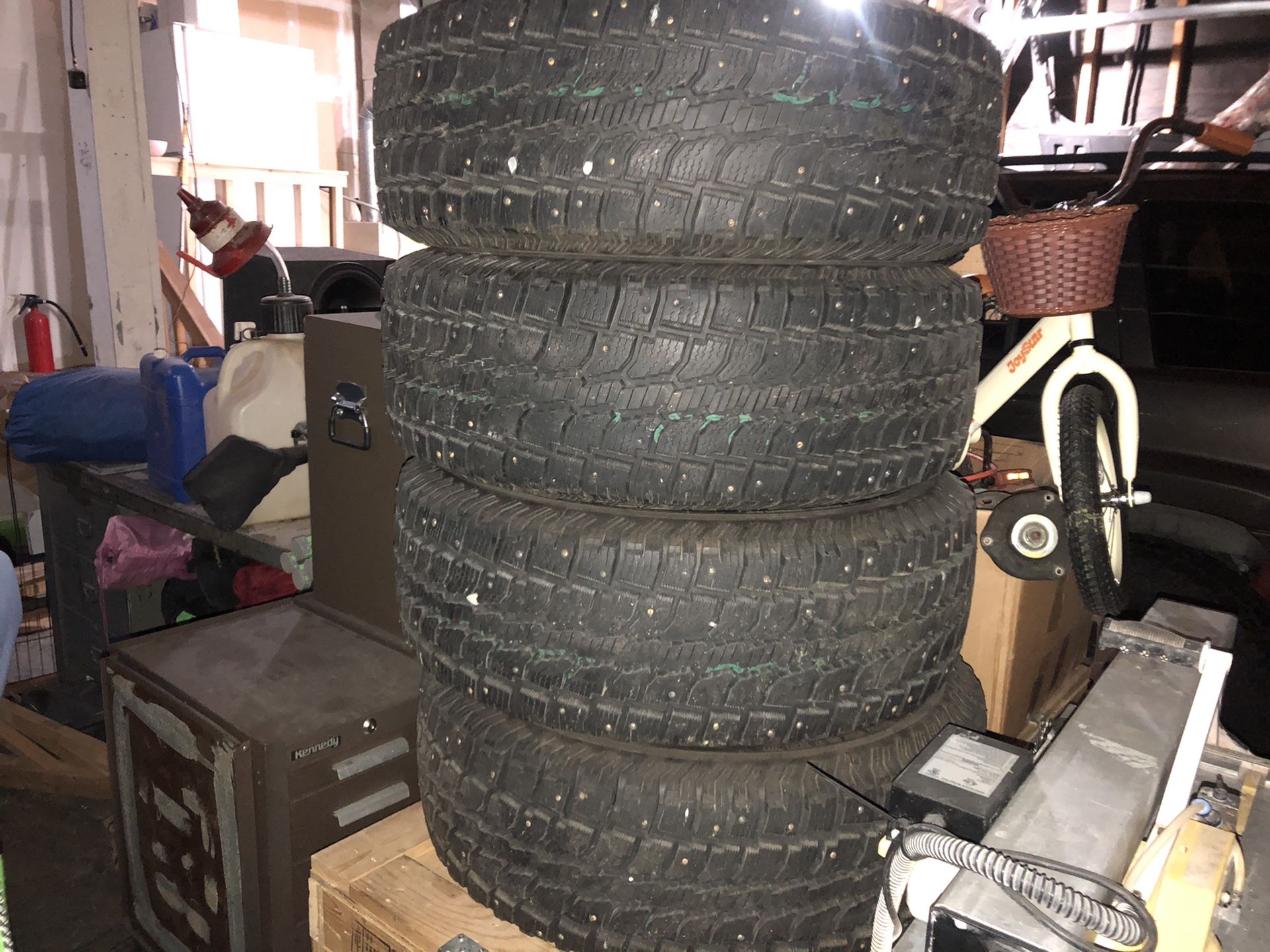 Studded WINTERCAT Snow tires 265/70-17