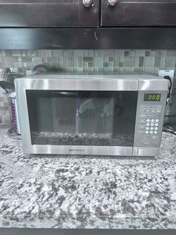 Emerson 1000W Microwave - Can Deliver!