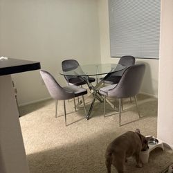 Round table with velvet chairs 