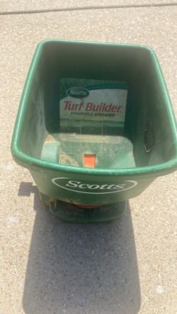 Handheld spreader