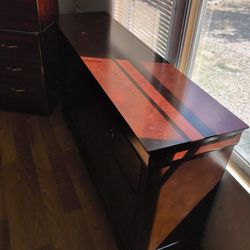 Like New Six Drawer Dresser Mahogany Colored