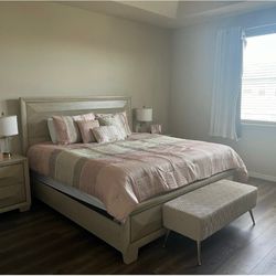 *Rooms To Go King Size Bedroom Set for Sale – Like New*