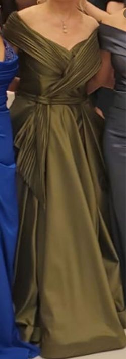 Beautiful gown Size 6