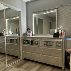 vanity-style clothing dresser