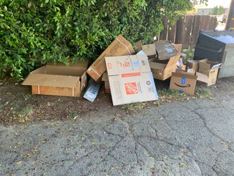 Cardboard, free located in Fontana
