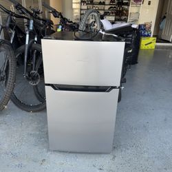 Mini Fridge With Freezer 