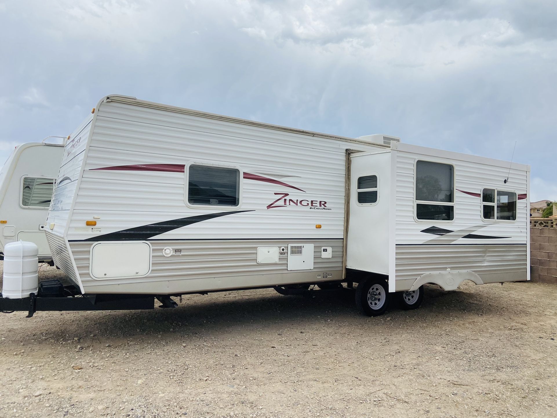 2012 ZINER BY CROSS ROADS 28FT WITH SUPER SLIDE