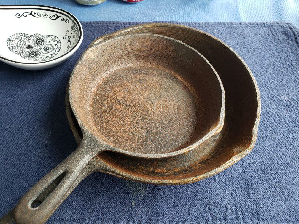 Heavy vintage cast iron skillets 8' and 6 1/2' sizes made in taiwan
