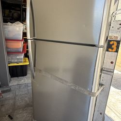 FRIGIDAIRE Refrigerator 