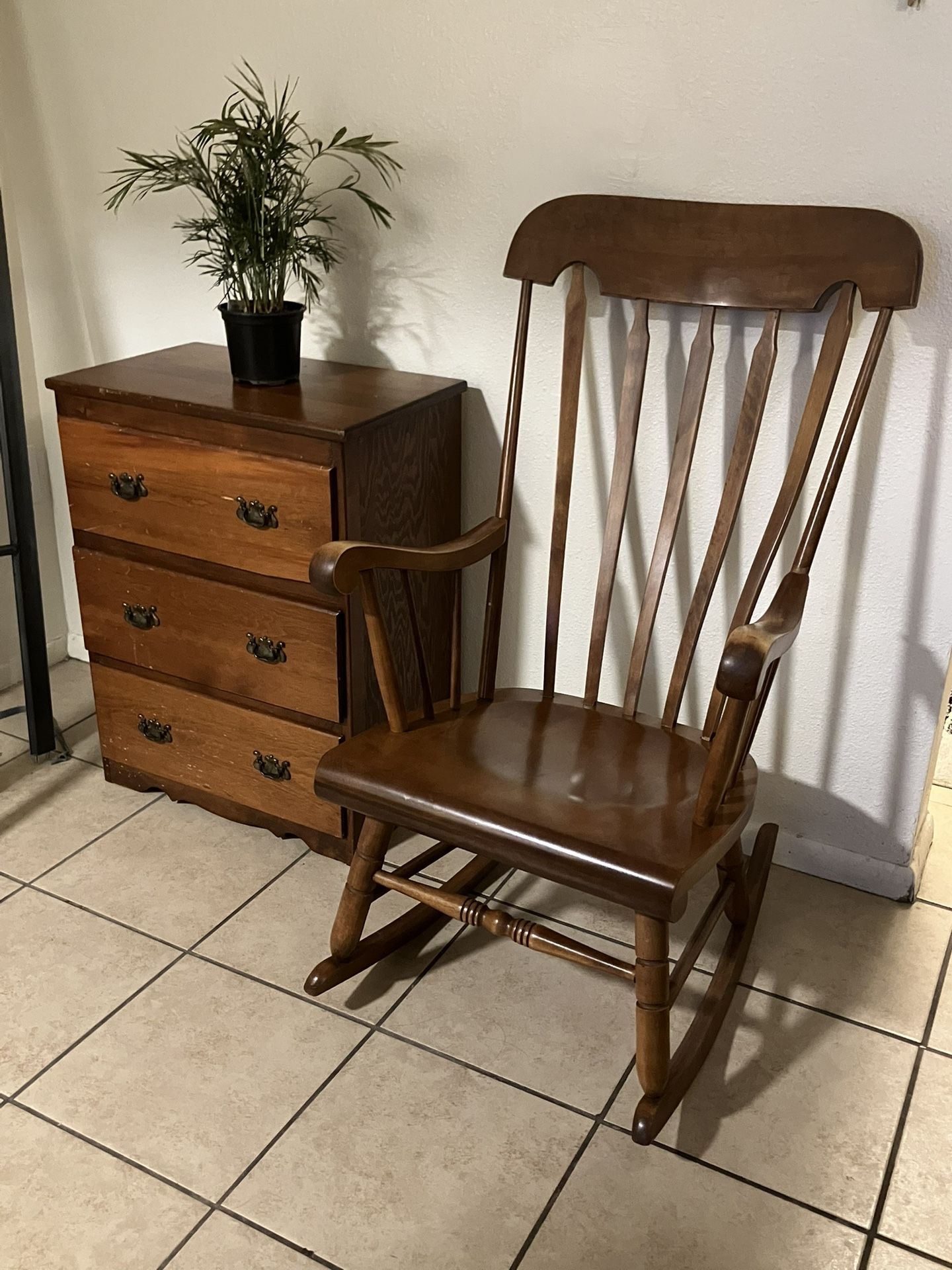 🪑 Classic Wood Rocking Chair – Timeless Comfort
