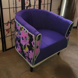 Curved Accent Chair 