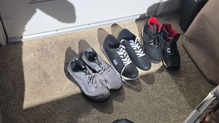 Man tenis shoes