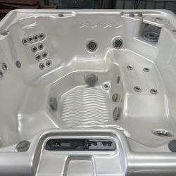 5-6 Person Refurbished Leisure Bay Hot Tub