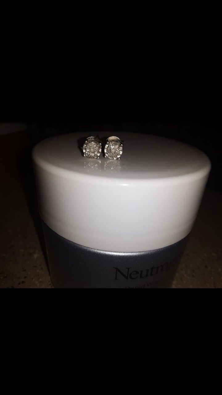 1/10 carat diamond earrings