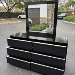 BEDROOM DRESSER  WITH MIRROR 6 DRAWERS BLACK COLOR IN GOOD CONDITION