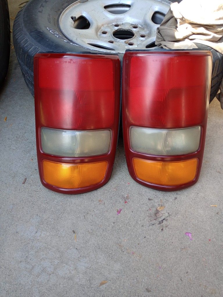 2002 GMC Yukon Tail Light Land R Also Side  Mirror 