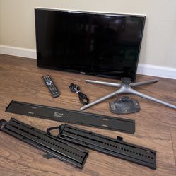 Samsung 32" TV with Wall Mount