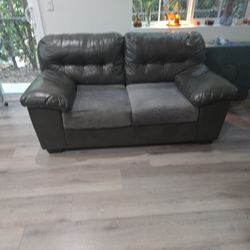 Couch Must Go !
