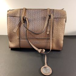 Guess Purse Like New .    Size  .17"×  12" .   
