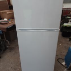 10  cu ft Magic Chef  Refrigerator/freezer