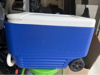 Igloo Rolling Cooler with Wheels – Great Condition