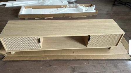 58" 2-Door TV Stand with Reeded Fronts - Coastal Oak New
