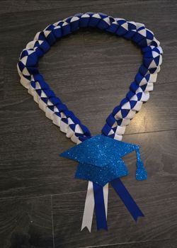 Double Ribbon Blue & white graduation lei w/glittery grad cap