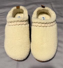Women’s Magellan Outdoors Cozy Cream Sherpa Slippers size 6 used a few times