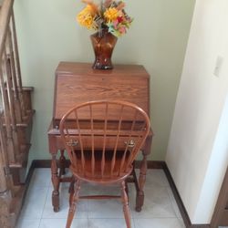 DESK SOLID OAK BEAUTIFUL CONDITION COMES WITH OAK CHAIR HAS ONE DRAW..EXCELLENT FOR HOME... EXCELLENT FOR A    FAMLY ROOM OR OFFICEI
