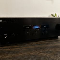 Yamaha R-S202 Stereo receiver with Bluetooth