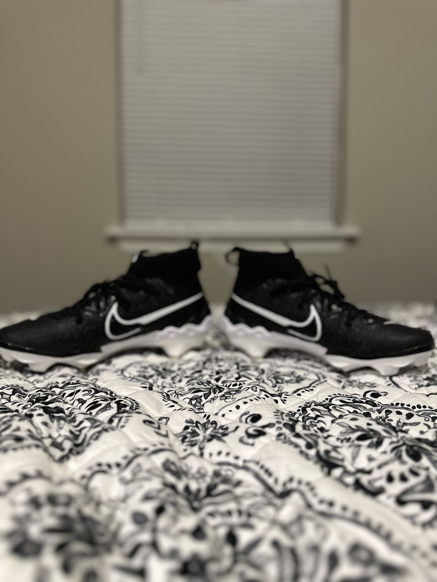Nike Men’s White & Black Baseball Cleats – Size 8.5 (Brand New)