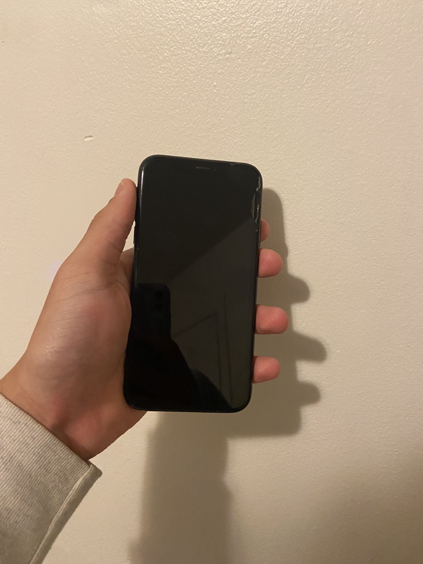 Iphone XR (SELLING STRICTLY FOR PARTS!)