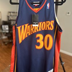 Brand New Curry Jersey Size Large 159$