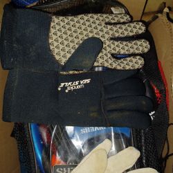 SCUBA GLOVES SIZE MEDIUM/LARGE