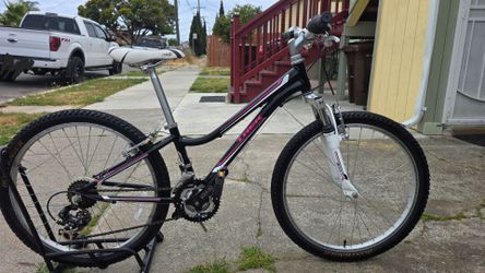 Trek Mountain Bike 24"Tires 
Excellent Condition