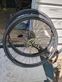 Pair of 27.5×19.5 racing rims and tiresgo