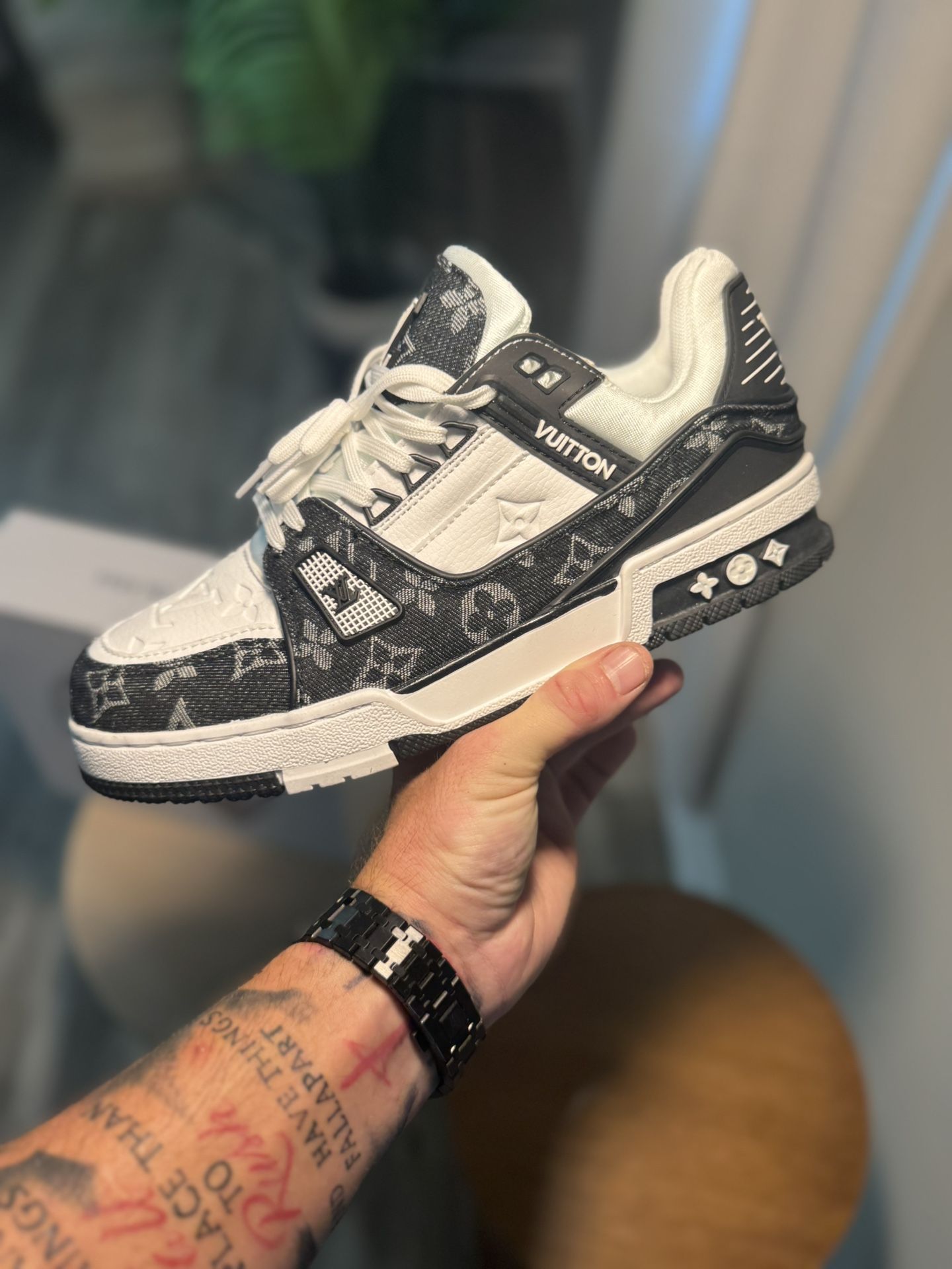EU 42 (size 8.5 Men) 
