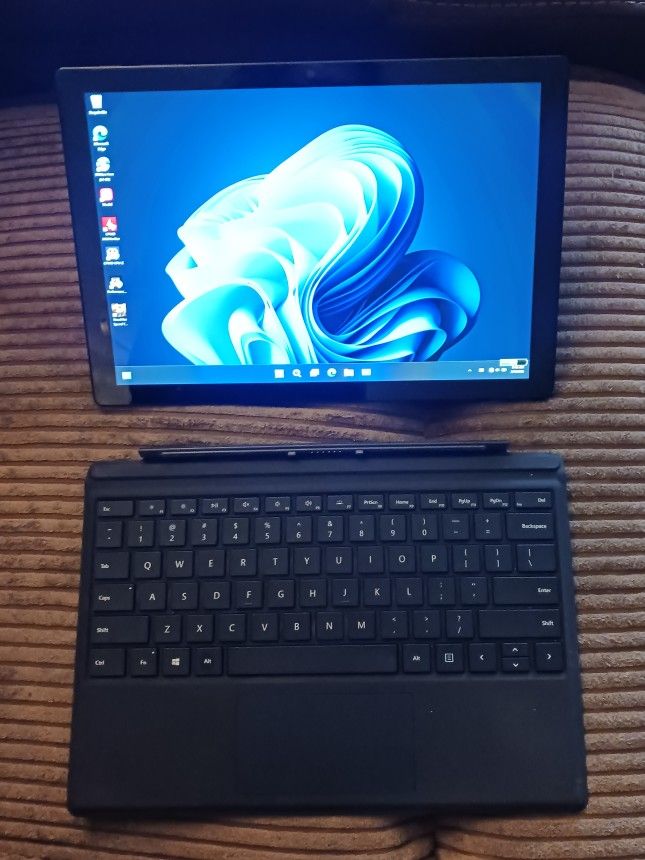 Microsoft Surface PRO 7 TouchScreen 2 in 1 Laptop/Tablet Intel Core i5-1035G4 8 GB RAM 256 GB SSD NVMe 2736x1824 High Res LCD Dual Webcam Windows 11