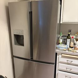 INSIGNIA FRIDGE W/ Ice Maker And Filtered Water