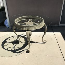 ROUND TABLE WITH METAL BASE AND GLASS TOP